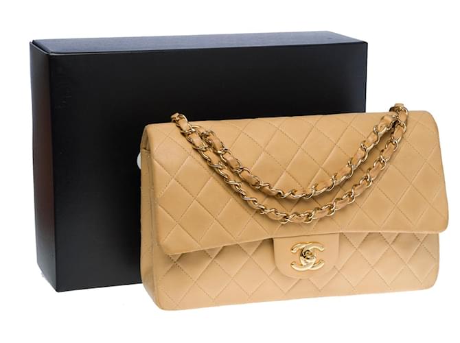 El icónico bolso mediano "Must Have" Chanel Timeless 25 cm con solapa forrada en piel de cordero acolchada beige Cuero  ref.734948