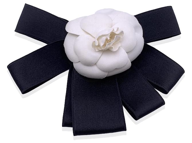 Chanel Barrette à cheveux vintage en soie noire et blanche Camellia Camelia Bow  ref.734954