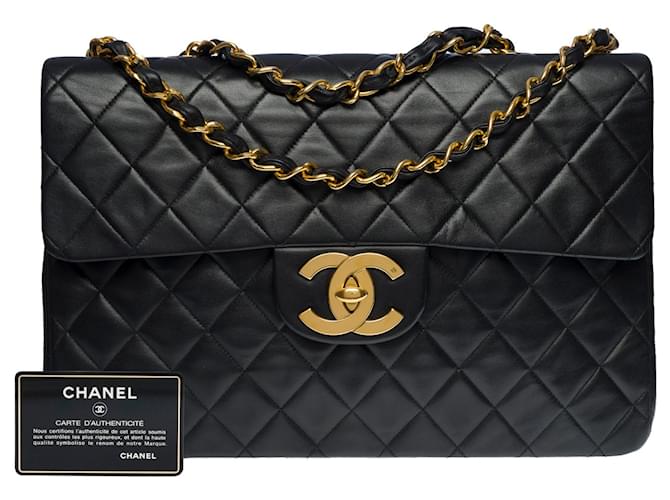 Bolso con solapa Majestic Chanel Timeless/Classique Maxi Jumbo en piel de cordero acolchada negra, Negro Cuero  ref.734969