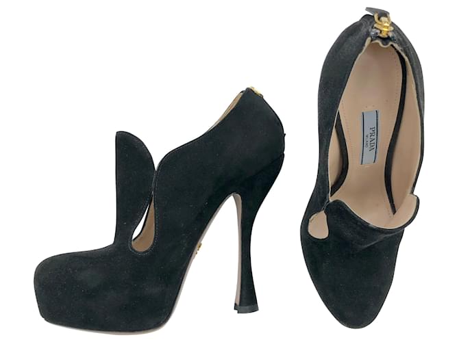Prada pumps in black suede with curved heel  ref.740410