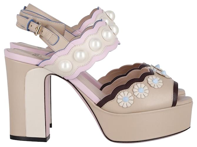 Tacones de plataforma con adornos de perlas y rosas de Fendi en cuero beige  ref.741170