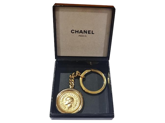 Coco Crush Chanel bolsa de corrente chaveiro charme ouro Dourado Aço  ref.738240