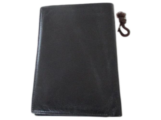 Hermès Black leather wallet.