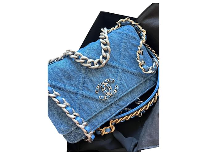Chanel Light Blue Quilted Denim 19 Wallet On Chain Gold and Ruthenium  Hardware, 2022. ref.743470 - Joli Closet