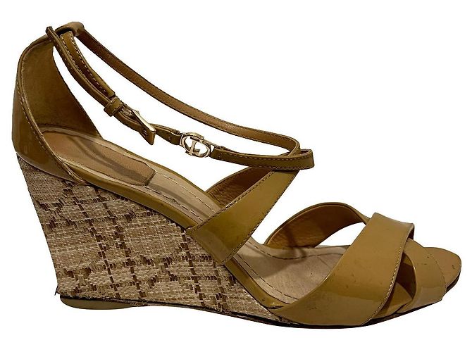 sandalias Dior con cuña de charol Beige