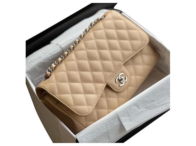 Timeless Chanel jumbo bege Couro  ref.747677
