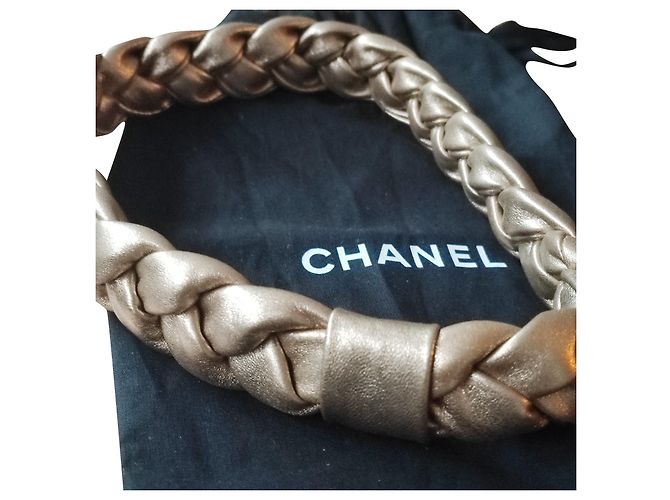 Tiara Chanel de couro de cordeiro dourado