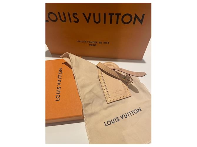 Louis Vuitton Porte-nom LV en cuir de vachette Beige  ref.748115