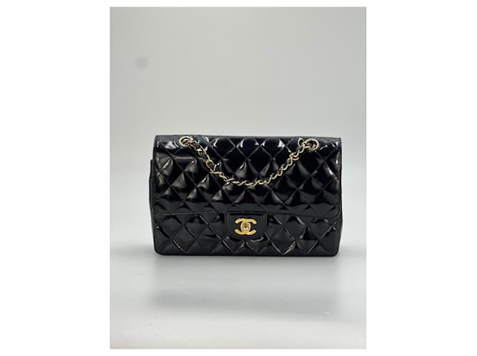 Timeless Chanel bolsa clássica média dourada Preto Couro envernizado  ref.748318