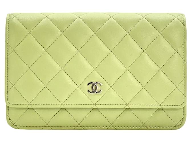 Wallet On Chain Carteira clássica Chanel em corrente Verde claro Couro  ref.748359