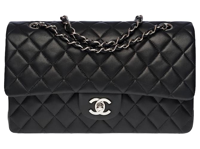 El icónico bolso mediano "Must Have" Chanel Timeless 25 cm con solapa forrada en piel de cordero acolchada negra Negro Cuero  ref.748795