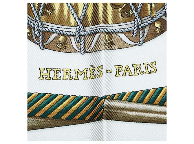 Lenço de seda Hermès Carré Les Tambours verde Metal  ref.749167
