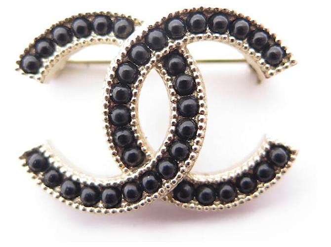 Other jewelry NEW CHANEL BROOCH LOGO CC AND BLACK PEARLS IN GOLD METAL GOLDEN BROOCH  ref.750309