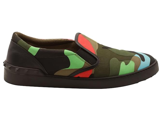 Valentino Garavani Rockstud Camouflage Slip On Sneaker aus mehrfarbig bedrucktem Canvas Leinwand  ref.753817
