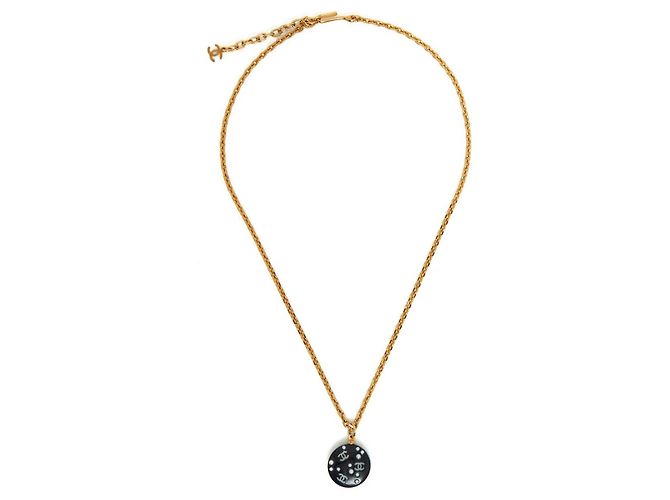 Colar Chanel Dourado com Medalhão Azul Marinho e Pérolas