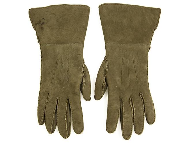 Chanel khaki green suede leather and lambskin fur gloves with CC button size 7  ref.755545