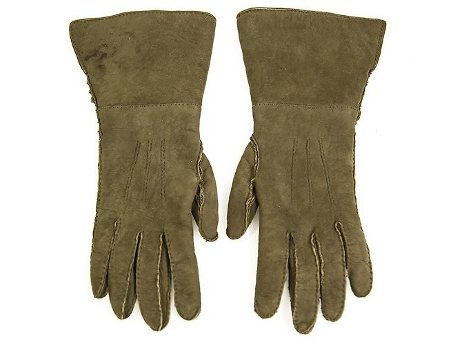 Chanel khakigrüne Wildleder- und Lammfellhandschuhe mit CC-Knopfgröße 7