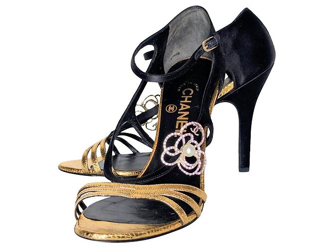 Sandali Chanel in pelle nera e oro con camelia Nero D'oro