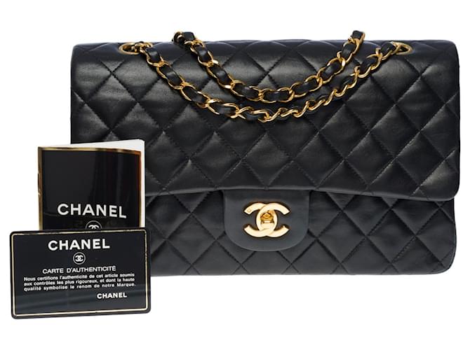 A icônica bolsa média “Must have” Chanel Timeless 25 cm com aba forrada em pele de cordeiro acolchoada preta Preto Couro  ref.758861