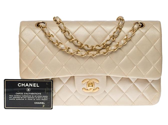 Bolsa média Splendid & Rare Chanel Timeless 25 cm com aba forrada em pele de cordeiro acolchoada dourada iridescente, Dourado Couro  ref.759794