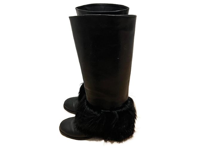 Botas Chanel de couro preto e pele