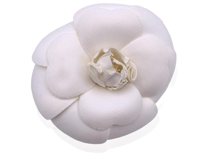 Chanel Broche de camelia de flor de camelia blanca vintage Pin Blanco  Lienzo  - Joli Closet