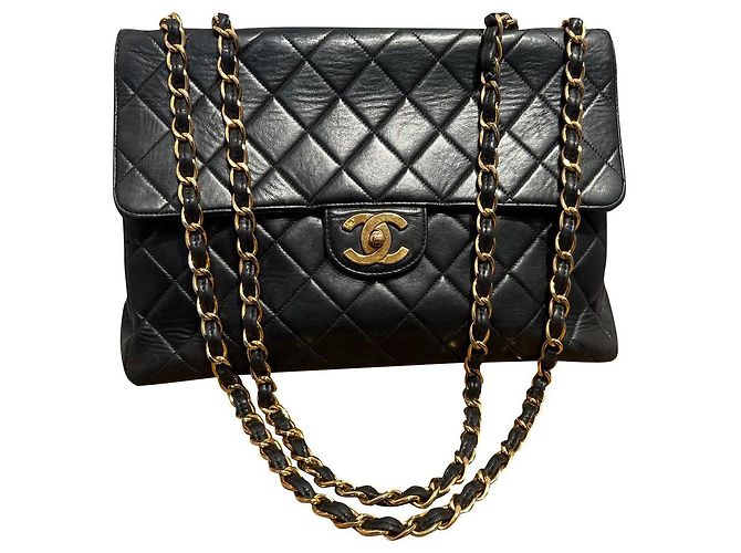 Borsa Chanel in pelle d'agnello nera con finiture oro Nero Gold hardware