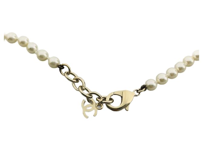 Autres bijoux Chanel Collier station CC en fausse perle Blanc  ref.766176