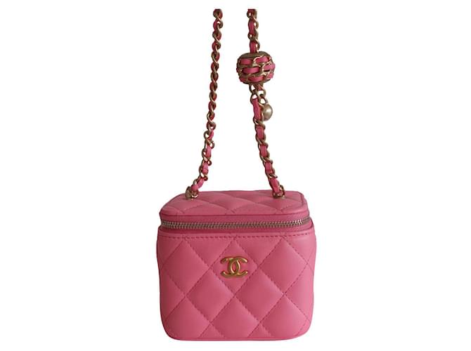 Timeless https: // www.assetluxe-boutique.com/home/3289-mini-pouch-chanel-classic-pink-.html#::text=Chanel%20Classic%20pink-,mini%20Pochette%20Chanel%20Classic%20rose,-4%20150%2C00%20%E2%82%AC Leather  ref.768461