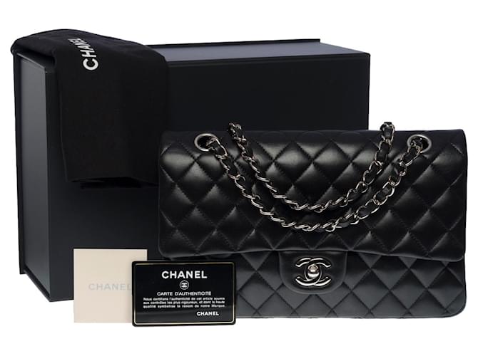 A icônica bolsa média "Must Have" Chanel Timeless 25 cm com aba forrada em pele de cordeiro acolchoada preta Preto Couro  ref.771497