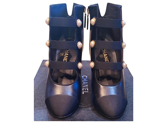 Chanel Bottines Boutons Perles Noir