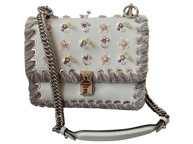 Bolsa Fendi Kan I de couro cinza com bordado
