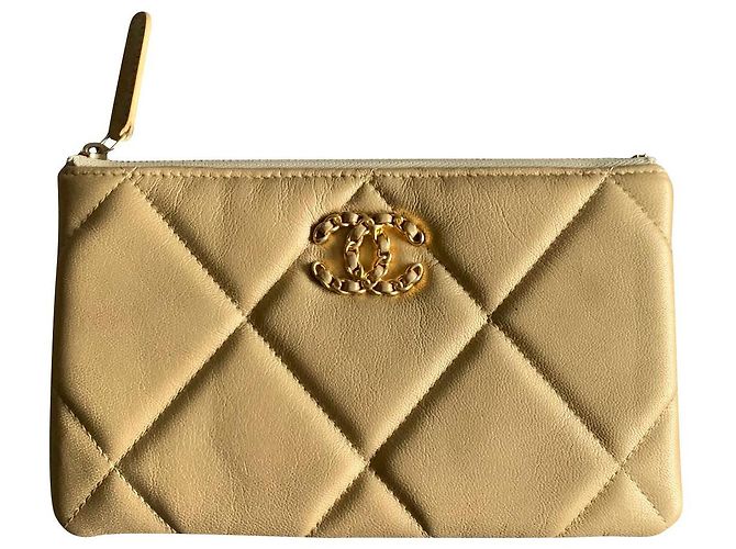 Chanel 19 Pochette in Pelle Oro D'oro