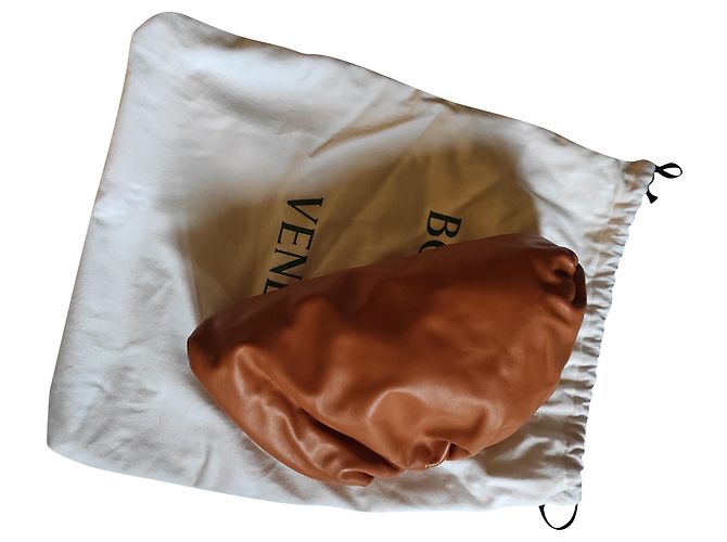 Bolsa Pouch Bottega Veneta em couro conhaque
