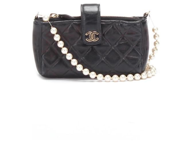 Chanel Bolso para teléfono acolchado con cadena de perlas Negro Piel de cordero  ref.776007