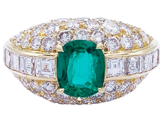 inconnue Anel de ouro amarelo, esmeralda em forma de almofada e pavê de diamantes.