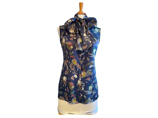 Top de seda Chanel con botones Chanel