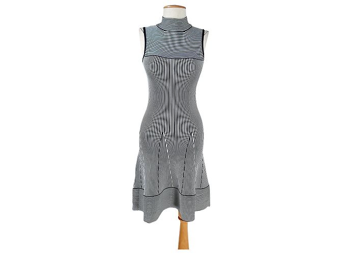 Autre Marque NIKKIE Elastisches gestreiftes Kleid Schwarz Weiß