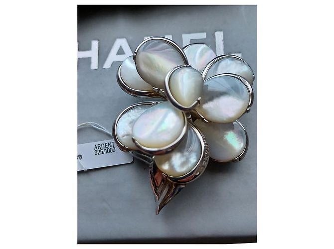 Chanel Kamelienbrosche aus Silber und Perlmutt Roh