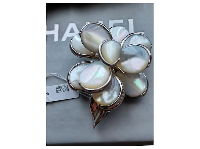 Chanel Silver and mother-of-pearl Camellia brooch Cream  ref.782625