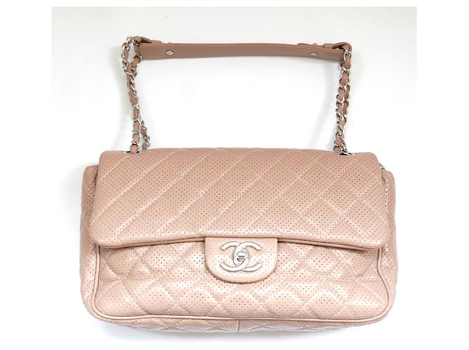 Bolso con solapa Classique de cuero perforado en beige de Chanel  ref.785417