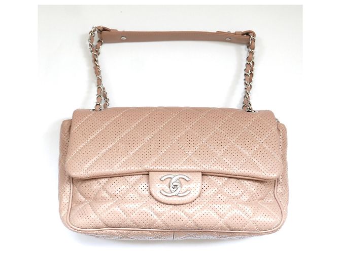 Sac à rabat classique en cuir perforé beige Chanel