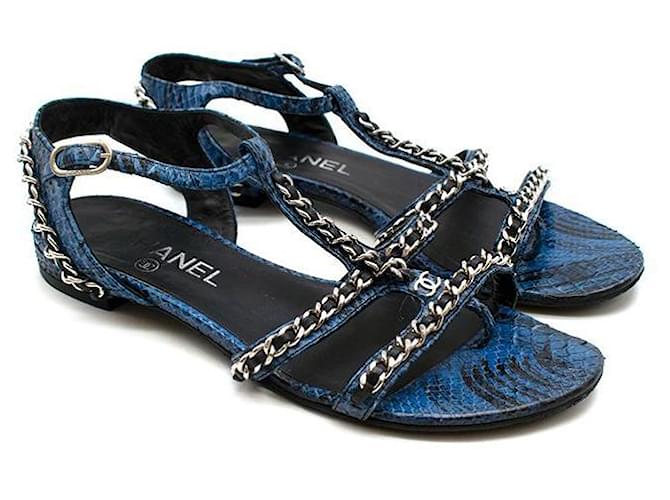 Chanel Sandalias de piel de serpiente azul con detalle de cadena Cuero  ref.785815