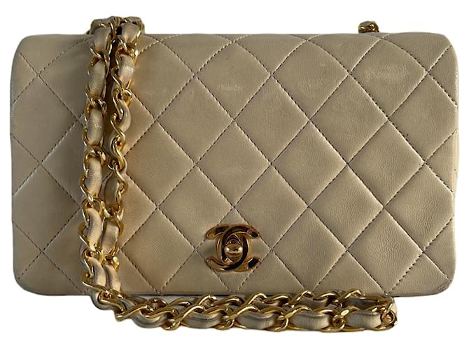 Classique Chanel plein rabat cuir d'agneau beige vintage 17 matériel d'or sac à bandoulière intemporel unique  ref.787622