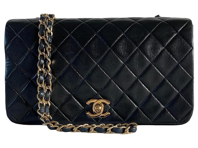 Classique Chanel plein rabat cuir d'agneau noir vintage 23 matériel d'or intemporel  ref.787661