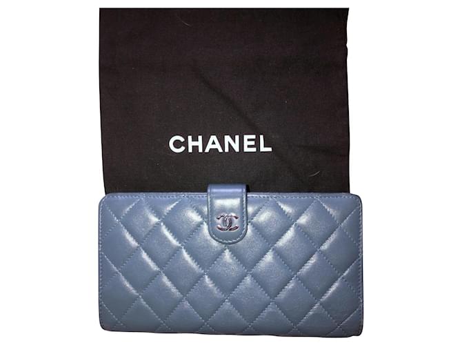 Chanel carteiras Azul Couro  ref.789116