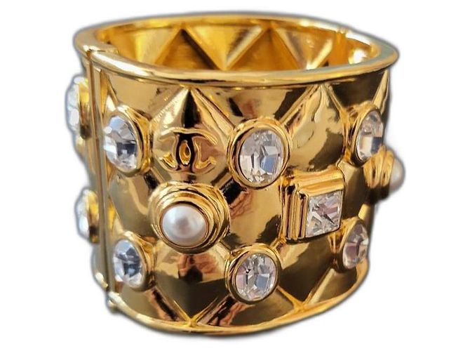 Bracelete Chanel Dourado com Strass e Pérolas Falsas