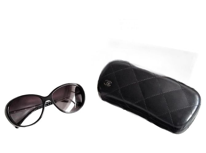 Chanel Modell 2011 in ausgezeichnetem Zustand - silberne Bügel mit dem CC-Logo versehen. Schwarz