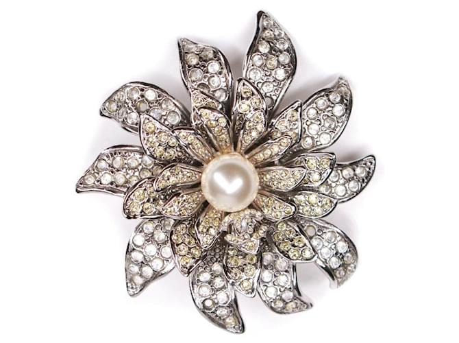 Chanel 05a 2005 Fall Crystal Flower Pin Brooch Silver Metal with Center  Pearl Silver hardware ref.799559 - Joli Closet
