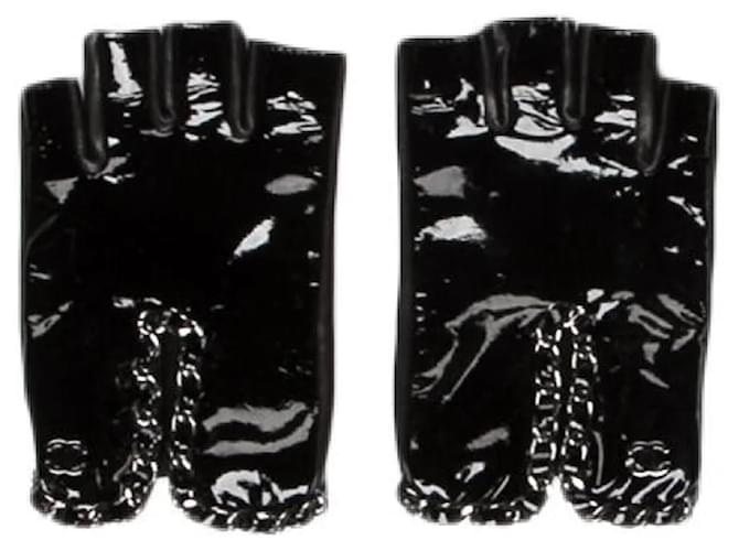 Gants sans doigts en cuir verni noir Chanel avec bordure en maillon de chaîne argentée Cuir vernis  ref.799568